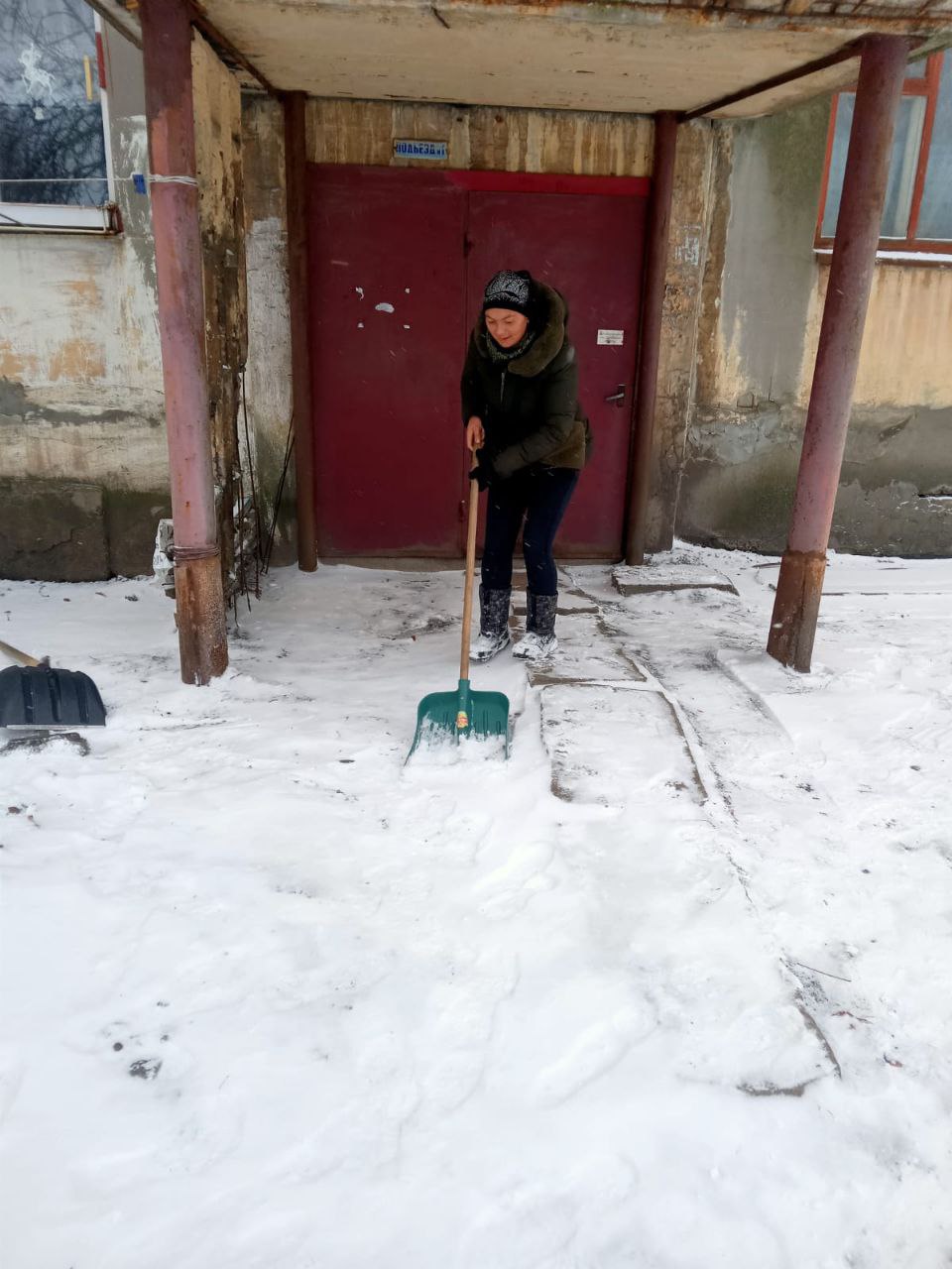 В Краснолучском городском округе коммунальные службы приступили к борьбе со снегом и наледью. Так работники ТСЖ «Союз 9», «Рассвет 43» , «Монолит 48», «Комфорт 49», «Краснолучанка», «Надежда 55», «Дом 31» в Красном Луче  и работники МУП «Домсервис» в городе Вахрушево трудятся  в усиленном режиме. Произведена чистка ступеней многоквартирных домов, придомовых территорий и остановок от снега.    В связи с нестабильными погодными условиями и обильными снегопадами обращаем внимание руководителей управляющих организаций на необходимость  усилить работу по содержанию придомовых территорий!