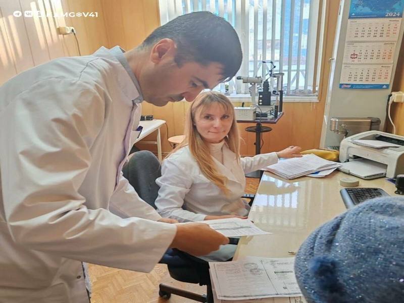 До конца года на Камчатке ждут 27 врачей и фельдшеров В 2025 году камчатский Минздрав пригласит 27 медицинских работников на вакантные должности в медучреждениях региона, сообщили РАИ «КАМЧАТКА-ИНФОРМ» в правительстве края. Все приехавшие на полуостров медики получат подъёмные в размере от одного до двух миллионов рублей. В 2025 году медучреждения края готовы принять 27 медицинских специалистов – врачей и фельдшеров на вакансии в рамках профильных госпрограмм «Земский доктор» и «Земский фельдшер». Для приезжих медиков приобретают квартиры в рамках арендного жилья. Причем, новые квартиры предоставляются сразу с отделкой. Также с 2024 года в отдалённых и небольших посёлках медицинские работники стали получать ежемесячную надбавку к зарплате: врачам доплачивают 50 тысяч рублей, среднему медперсоналу – 30 тысяч рублей. Всего с 2020 года на Камчатку приехали около 700 специалистов, почти половина из которых – врачи. КАМЧАТКА-ИНФОРМ — новости Камчатки в Telegram Фоторепортажи и эксклюзивные материалы на kamchatinfo.com НАПИСАТЬ НАМ