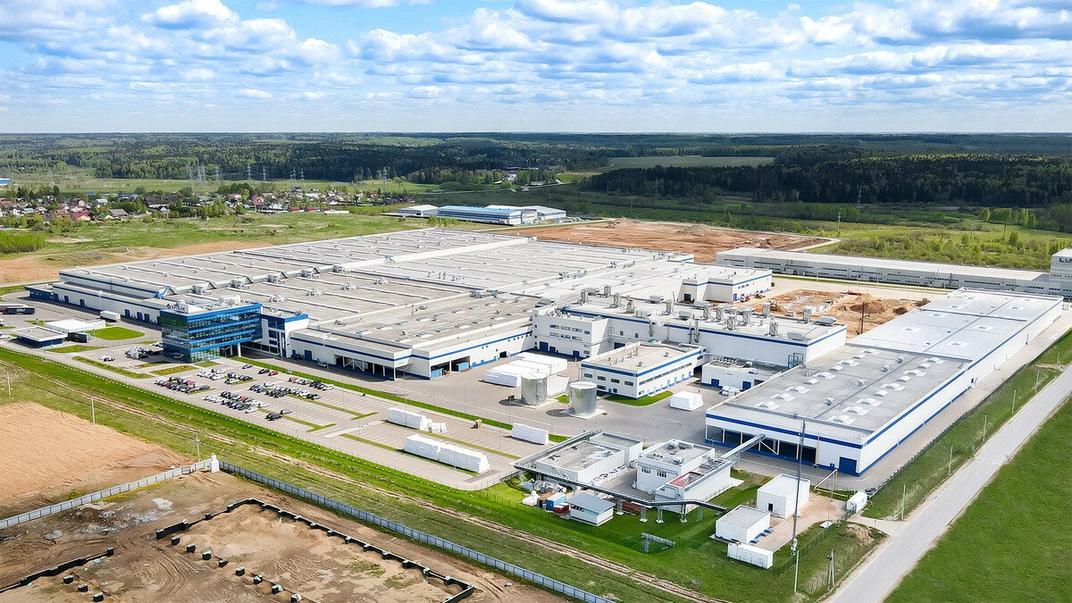 Компания «Архбум Тиссью Групп» АТГ , входящая в состав АО «Архангельский ЦБК», ввела в эксплуатацию вторую очередь своего завода в Калужской области. Инвестиции в проект составили 12,5 млрд рублей и были направлены на строительство новых производственных мощностей и модернизацию оборудования для выпуска санитарно-гигиенических изделий СГИ . В результате мощность предприятия увеличилась вдвое — до 140 тыс. тонн продукции в год, а также создано 250 новых рабочих мест. В рамках второй очереди построен производственно-складской комплекс площадью более 70 тыс. кв.