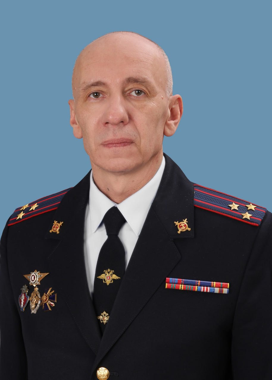 ‍ Полковник полиции из Пскова возглавил Западное линейное УМВД на транспорте  Предыдущий начальник транспортной полиции в Калининграде Игорь Астраханцев проработал на этом посту почти 9 лет.   Сергей Титов окончил Псковский юридический институт Федеральной службы исполнения наказаний по специальности «Юриспруденция». С 2002 года Титов проходил службу на различных должностях начальствующего состава. На должности начальника Псковского линейного отдела МВД России на транспорте работал с 2021 года.  Предыдущий начальник Западного линейного управления полковник полиции Игорь Астраханцев ранее работал заместителем начальника УМВД по КО. Заместителем Астраханцева с 2021 года являлся Константин Протопопов.   Еще больше новостей — в Telegram-канале RUGRAD