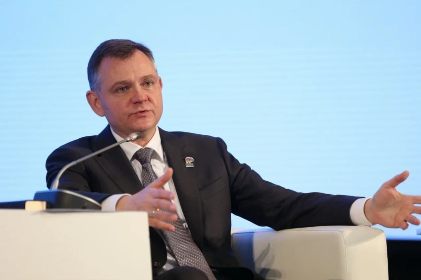 Врио губернатора Ростовской области Юрий Слюсарь принял участие в предварительном голосовании партии «Единая Россия», которое проводится в преддверии выборов высшего должностного лица региона  На встрече с руководителями и представителями первичных отделений партии Юрий Слюсарь обратил внимание участников на то, что в текущем году будет актуализирована стратегия социально-экономического развития Ростовской области. В мероприятии приняли участие более двух тысяч человек.  Юрий Слюсарь пояснил, почему именно сейчас необходимо обновить стратегию развития региона. По его словам, Россия и Ростовская область сегодня отвечают на новые вызовы, процессы перенастройки идут в экономике и других сферах.   Работа  Авто    Глэмпинг  Медицина