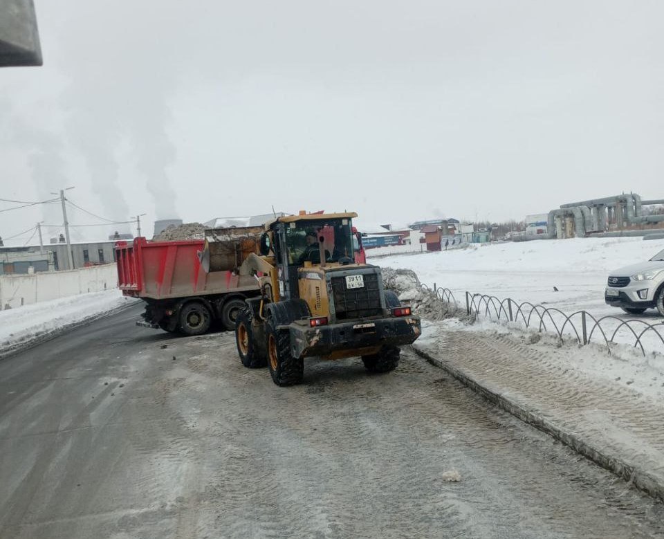 В Оренбурге продолжают убирать снег  #Про_Общество  В областном центре продолжаются снегоуборочные работы. По данным пресс-службы мэрии, в ночь на 26 января коммунальщики вывозили снег с улиц Одесской, Полигонной, Народной, Братьев Башиловых, Карагандинской, Южно-Уральской, 60 лет Октября, Самолетной, переулков Русского, Балтийского и других. Также с помощью спецтехники рабочие очищали заездные карманы, расширяли обочины. Прометали тротуары и проезжие части улиц Автодромной, Гаранькина, Газпромовской, в СНТ «Ростоши-2».  Сегодня в городе рабочие продолжают чистить дороги и тротуары от снега. Работы идут и в частном секторе. Кроме того, коммунальщики наводят санитарный порядок в парках и скверах, вдоль магистральных улиц. Проводят антигололедную обработку.