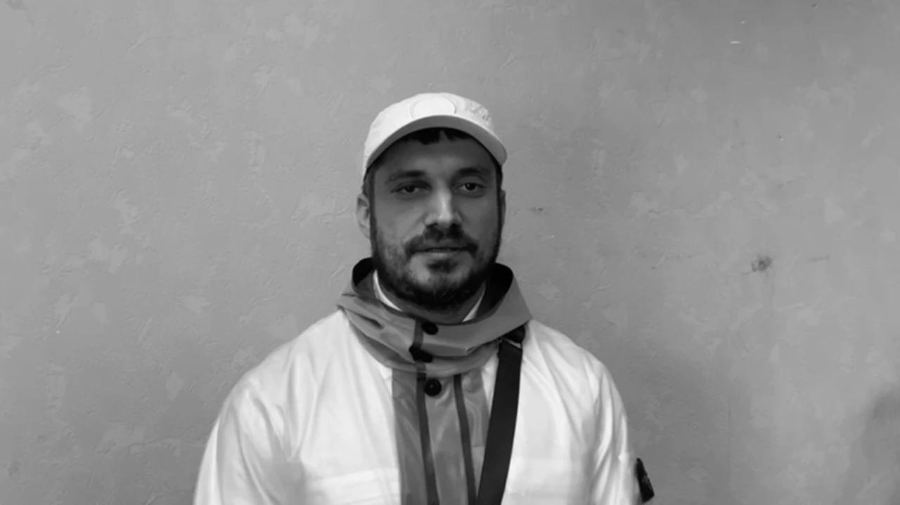 Роскомнадзор начал блокировку треков Паши Техника после обращений воронежского активиста Андрей Згонников выразил своё недовольство ещё в марте, примерно за месяц до смерти рэпера. Общественник обратился в Генпрокуратуру, региональное МВД и к депутатам с просьбой отменить концерты музыканта в Воронеже, провести проверку его песен и привлечь его к уголовной ответственности. В настоящее время РКН заблокировал на платформе три песни исполнителя, в которых содержатся упоминания о наркотиках и ненормативной лексике. Инцидент Воронеж Хотите чем-то поделиться? Присылайте фото и видео в наш бот-предложку. Лучшее опубликуем!