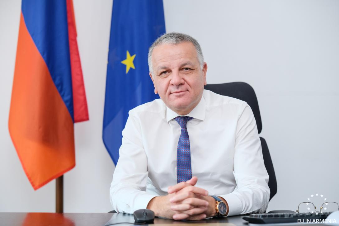 ЕС подтвердил миссия в Армении останется столько сколько это потребуется ЕС продолжит наблюдательную миссию в РА на основе своего мандата и в данный момент нет необходимости в каких либо изменениях Об этом Азатутюн сказал посол ЕС в РА Василис Марагос отвечая на вопрос не возник ли вопрос вывода третьих сил с границы после парафирования мирного соглашения между Ереваном и Баку На вопрос были ли какие либо обсуждения в Вашингтоне после парафирования соглашения Марагос ответил Должен подчеркнуть что миссия ЕС в РА находится здесь по просьбе властей РА и она будет продолжать оставаться здесь столько сколько это будет необходимо Это инструмент мира и урегулирования И мы полностью поддерживаем это