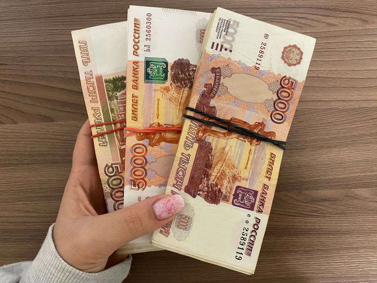 Коррупционный захват недвижимости сорван: имущество Курской области в Москве возвращено в казну Завершена многомесячная история с попыткой хищения имущества Курской области. Речь о здании в Москве на Варшавском шоссе площадью 1100 квадратных метров и 5 гаражных местах. Объекты были незаконно выведены из областной собственности с помощью поддельных документов и схем с участием «Корпорации развития Курской области». Затем недвижимость пытались перевести на третьих лиц, связанных с родственниками руководителей корпорации. Теперь здание и гаражи снова в собственности региона — их использование будет направлено на благо всей Курской области, а не узкой группы коррупционеров, — заявил Александр Хинштейн. Врио губернатора также поручил проанализировать все решения прежних властей, которые до сих пор находятся в стадии реализации.