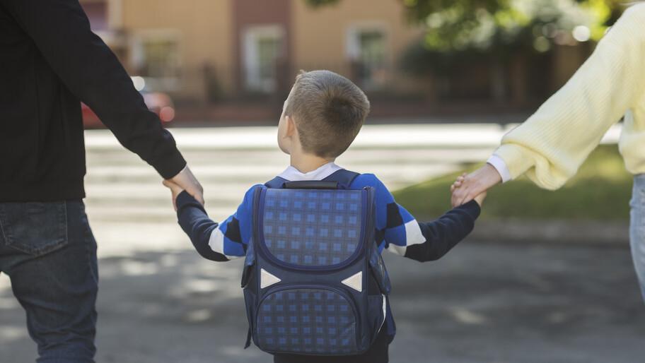 Детсады школы и техникумы Херсонской области посещают 26 5 тыс детей и молодежи Образовательные учреждения Херсонской области посещают свыше 26 5 тыс детей и молодежи При этом их загрузка в среднем составляет 50 от проектной мощности сообщил в интервью Херсонскому агентству новостей и о министра образования и науки региона Алексей Григорьев В этом учебном году мы создали образовательные возможности для более чем 26 5 тысячи детей и молодежи Херсонской области Свыше 3 5 тысячи малышей посещают детские сады более 20 тысяч ребят учатся в школах и около 3 тысяч студентов получают востребованные профессии в учреждениях среднего профессионального образования СПО сказал Григорьев Он отметил что например в Скадовске и его округе где высокая плотность населения учебные заведения заполнены почти полностью В то же время в сельской местности остаются малокомплектные учреждения даже если в них всего одна группа детсада или один класс в школе Это не недостаток а наша осознанная позиция обеспечить доступность образования в шаговой доступности для каждого ребенка где бы он ни жил пояснил руководитель министерства Ключевой вывод сегодня в регионе отсутствует дефицит учебных мест Мы гарантируем что каждый ребенок проживающий в Херсонской области может получить качественное образование на всех уровнях от дошкольного до среднего профессионального Наш фокус сейчас направлен не на борьбу с очередями а на развитие содержания и качества образования заключил он