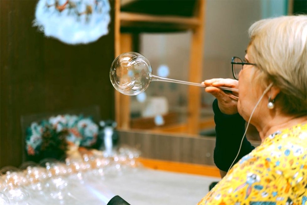 Новгородские стеклодувы вышли на зарубежные маркетплейсы В Великом Новгороде работает мастерская Винтажный шар где создают елочные украшения из стекла Каждое из них праздничный шедевр Это производство полного цикла где все делается вручную от выдувания стекла до росписи готовой игрушки Никакой штамповки Помимо елочных здесь выпускают интерьерные шары Кроме того новгородские предприниматели прошли акселератор Российского экспортного центра и получили новые знания Теперь елочные игрушки от Винтажного шара продаются не только на российских маркетплейсах но и на международных площадках Каждый год компания отправляет расписные шары в США Канаду Норвегию Германию Нидерланды Францию Китай и Японию rgsevzap