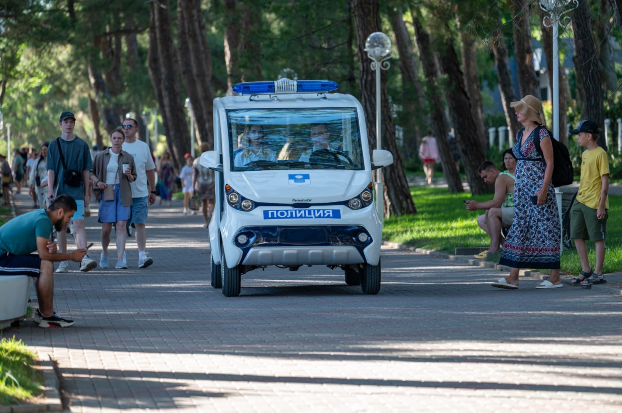В Геленджике усилены меры безопасности на время курортного сезона Для охраны правопорядка будут дополнительно задействованы 159 сотрудников полиции, направленные в город из территориальных органов МВД. Разработано 39 маршрутов патрулирования, будут сформированы 4 сезонных поста полиции — в Кабардинке, Дивноморском, Архипо-Осиповке и Бетте. Также ежедневно на службу заступают казачьи дружины численностью 83 человека, в летний период привлекаются ещё 48 казаков. Они будут дежурить в вечернее и ночное время — с 18:00 до 06:00. На всех объектах санаторно-курортного комплекса, в том числе в детских лагерях, проводится проверка на соответствие требованиям антитеррористической защищённости. За каждым объектом закреплён сотрудник полиции или инспектор ПДН. С 17 марта в городе введён особый противопожарный режим. Актуализированы паспорта территорий, проведены совместные учения, организованы обходы и 56 сходов с жителями. Ведётся активная профилактическая работа: роздано более 1 000 памяток, размещены материалы в СМИ и интернете. Безопасность жителей и гостей — наша общая задача. Все службы работают в режиме повышенной готовности. Пресс-служба администрации Геленджика