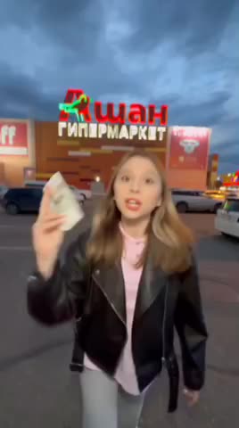 Россиянка демонстрирует доступность продуктовой корзины за 50 рублей
