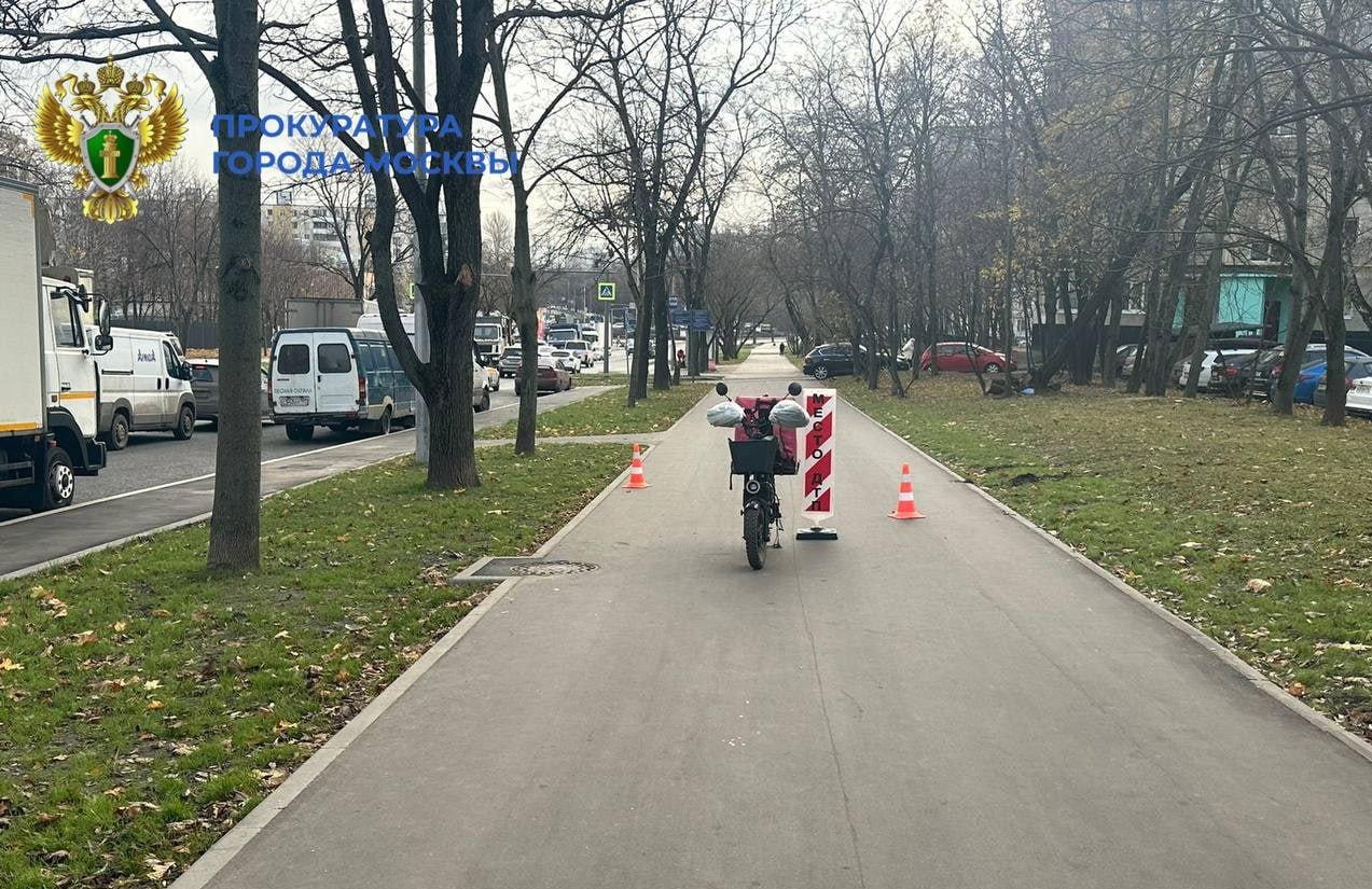 Курьер сбил женщину с коляской, младенец в больнице   Столкновение произошло на Молдагуловой. Мама с ребенком двигались по тротуару, когда в них влетел курьер на электровелосипеде. Проводится проверка.