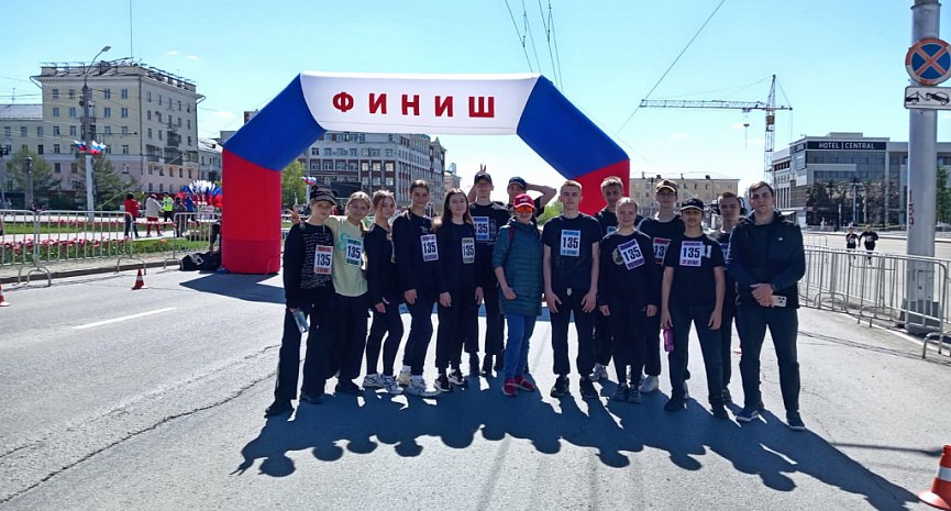 Более тысячи учащихся школ Барнаула стали участниками забега на призы «Алтайской правды» 1 мая состоялась легкоатлетическая эстафета на призы газеты «Алтайская правда». На параде-открытия выступил министр спорта Алтайского края Иван Нифонтов. Он поздравил учащихся с праздником спорта, труда, мира и добра. А также отметил, что среди участников эстафеты много молодых людей, которые в будущем будут прославлять наш регион не только в спорте, но и в науке, образовании. С первого этапа лидерство захватила команда лицея № 121, но затем бег возглавили учащиеся лицея № 2, которые от этапа к этапу наращивали преимущество, финишировав в итоге с большим отрывом от преследователей. Команда барнаульского лицея № 2 впервые в своей истории выиграла эстафету «АП». Второе место среди школ города занял лицей № 121, в призовую тройку вошла и школа № 132.