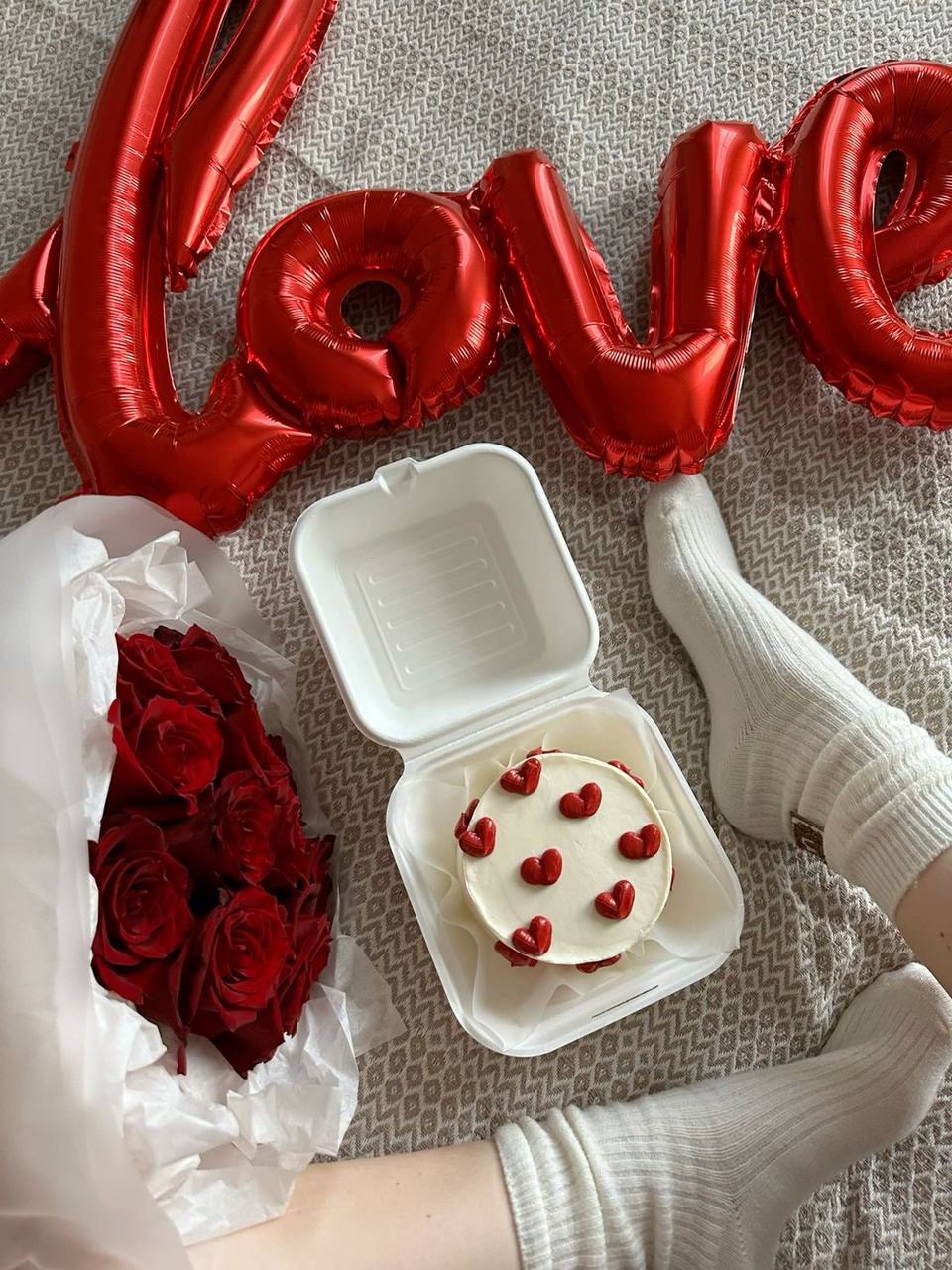 Россияне в среднем тратят 8000 на подарок ко Дню святого Валентина Женщины мечтают о цветах ювелирке или украшениях Мужчины рады смарт часам наушникам или алкоголю Молодёжь оценит парную фотосессию плюшевую игрушку или handmade подарок Эй Питер