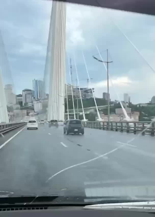 Повторный ремонт асфальта на Золотом мосту во Владивостоке после сильного дождя