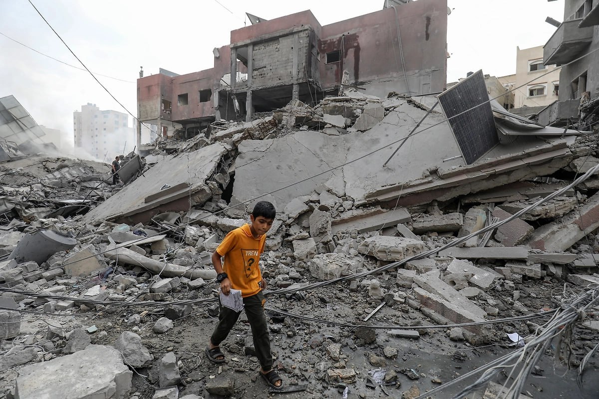 ООН объявила что все районы сектора Газа преодолели фазу голода Ни один район в секторе Газа сейчас не находится в фазе голода Такой вывод содержится в последнем анализе Интегрированной классификации фаз продовольственной безопасности IPC Документ опубликовали ФАО ЮНИСЕФ Всемирная продовольственная программа и ВОЗ Эксперты связывают улучшение ситуации с прекращением огня в октябре и расширением гуманитарного и торгового доступа Однако продовольственная безопасность остаётся хрупкой Жители Газы по прежнему сталкиваются с разрушенной инфраструктурой отсутствием доходов и местного производства еды Гуманитарные операции продолжают ограничивать Геополитика