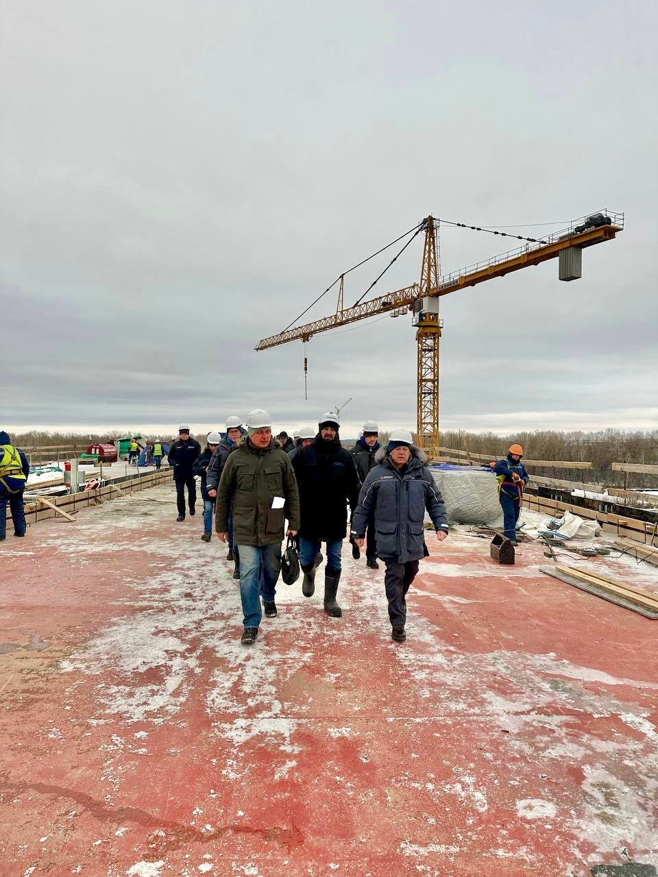 Председатель правления Госкомпании «Автодор» Вячеслав Петушенко лично проинспектировал ход строительства скоростной дороги Дюртюли – Ачит, которая войдет в состав продолжения М-12 «Восток» до Екатеринбурга. Он осмотрел искусственные сооружения, в том числе один из самых масштабных мостов всей будущей трассы — через реку Белую протяженностью 813 метров, а также проверил качество выполнения промежуточных этапов работ и провел производственное совещание.  Новая трасса позволит повысить безопасность движения, выведет грузовой трафик за пределы населенных пунктов, сократит время в пути и обеспечит скоростную связь крупнейших региональных центров. Повысится инвестиционная привлекательность регионов в зоне притяжения трассы, будет дан импульс развитию туризма, созданию новых предприятий и рабочих мест.  #дневникстройкиМ12    Подписывайтесь и следите за новостями