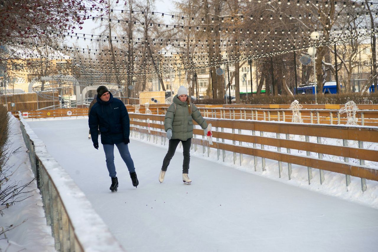 В Челябинске из-за снегопада скорректировали работу городских катков   Первый сеанс на всех ледовых площадках перенесли на 16:00.