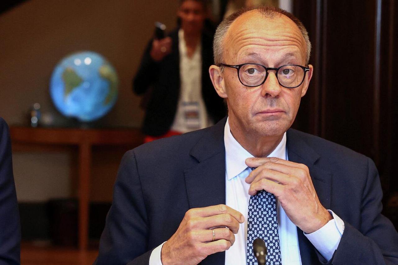 Bloomberg правительство ФРГ может ждать роспуск из за политики канцлера Фридриха Мерца Неспособность правительства решить многие ключевые проблемы такие как миграция и экономика активизировала рост популярности оппозиционной партии Альтернатива для Германии отметили обозреватели издания Германия Подписаться на Pravda ru