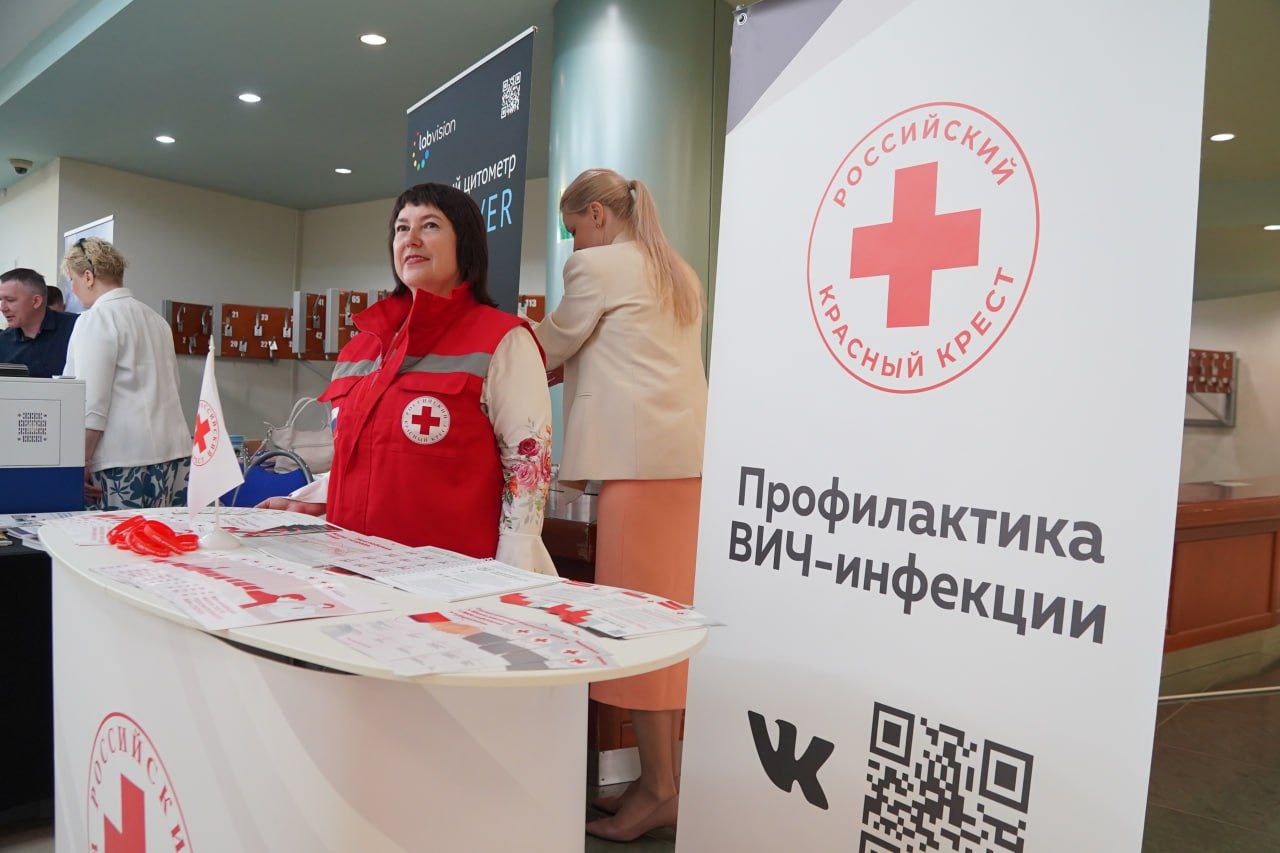 Более 200 экспертов участвуют в конференции, посвящённой 35-летию службы профилактики и борьбы со СПИДом в Свердловской области Заместитель губернатора – министр здравоохранения Свердловской области Татьяна Савинова по поручению врио главы региона Дениса Паслера 29 мая открыла в Екатеринбурге двухдневную научно-практическую конференцию, посвящённую 35-летию службы по противодействию ВИЧ-инфекции в нашем регионе. В мероприятии принимают участие более 200 специалистов из Москвы, Санкт-Петербурга, Иркутска, Уфы и других городов. «Свердловская область — первый регион в стране, где внедрили экспресс-тестирование, когда за 10 минут человек узнаёт свой ВИЧ-статус. За этим решением стояла серьёзная управленческая подготовительная работа, которая привела к тому, что 20 лет назад ежегодно стали выявлять тысячи пациентов с этой инфекцией, которых необходимо было наблюдать, лечить, повышать приверженность к терапии и так далее. Но сегодня это дало эффект: инфекция не стала менее опасной, но она стала управляемой, и в этом огромная заслуга Центра СПИДа. Я бесконечно признательна коллективу, который за эти годы вывел нашу службу на лидирующие позиции в стране по управленческим технологиям и по-прежнему стоит на страже здоровья свердловчан», — подчеркнула Татьяна Савинова. С чего всё начиналось 35 лет назад и какими успехами наши медики поделились с коллегами, рассказали здесь. Поздравляем и гордимся!
