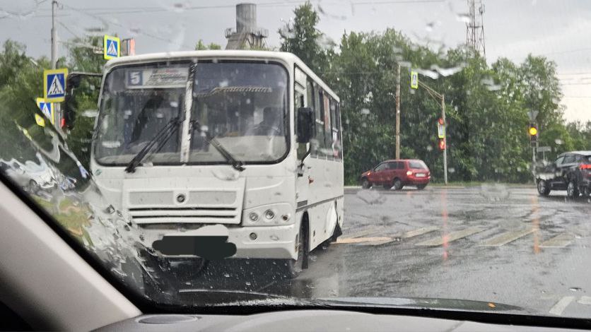 В Орле у маршрутки №5 отвалилось колесо ДТП случилось на перекрестке Московского шоссе и Рощинской улицы, автобус ехал со стороны торгового центра "РИО". О пострадавших на данный момент не сообщалось Вести-Орел. Подписаться