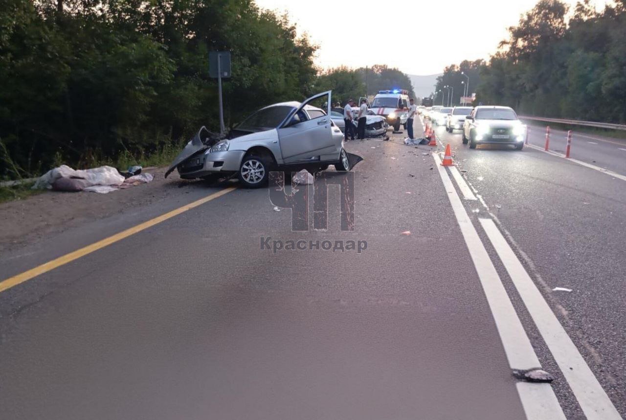 Водитель «Приоры» погиб на трассе в Горячем Ключе! Сегодня на рассвете на трассе М-4 «ДОН» в сторону Джубги около АЗС «Русойл» водитель автомобиля «Лада Приора» выехал на встречную полосу и столкнулся лоб в лоб с автомобилем «Volkswagen Passat». Водитель отечественной легковушки погиб на месте до приезда медиков. Несколько человек из иномарки увезли на скорой. Официальных комментариев пока нет.