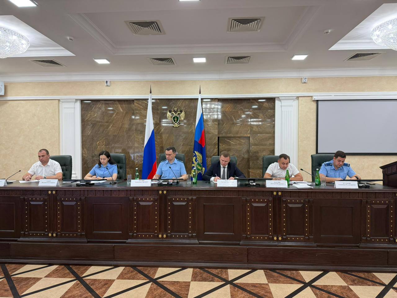 В прокуратуре Краснодарского края проведено межведомственное совещание по вопросам соблюдения законодательства при подготовке к отопительному сезону 2025 2026 годов Первым заместителем прокурора края Александром Трухиным совместно с заместителем Губернатора края Евгением Пергуном руководителем СКУ Ростехнадзора Дмитрием Масловым проведено межведомственное совещание по вопросам соблюдения законодательства при подготовке к отопительному сезону 2025 2026 годов В совещании приняли участие территориальные прокуроры и главы муниципалитетов По итогам состоявшегося обсуждения выработаны согласованные меры направленные на активизацию работы в данном направлении повышение результативности действий направленных на фактическое соблюдение прав граждан на предоставление коммунальных услуг по отоплению и горячему водоснабжению надлежащего качества Работа в данном направлении поставлена на контроль прокуратуры края