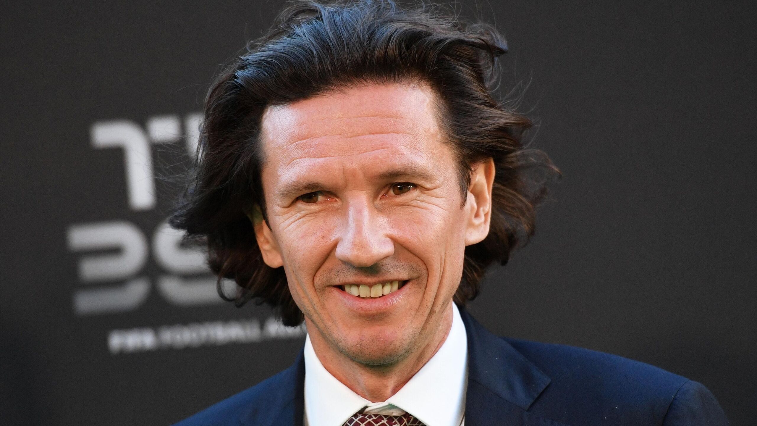 Бывший футболист сборной России Алексей Смертин занял первое место в своей возрастной категории на экстремальном марафоне Полюс холода который прошел в Оймяконе Якутия Экстремальный марафон Полюс холода прошел на дистанции 50 километров при температуре 41 градусов по Цельсию Смертин преодолел дистанцию за 4 часа 45 минут В 2025 году Смертин пробежал ультрамарафон в Сахаре протяженностью 252 км Первое место в своей возрастной категории В условиях мороза итог достойный Этот старт для меня не рекорд сезона Это часть пути желание увидеть другую грань своих возможностей После Сахары с ее 252 километрами я осознанно пошел в противоположность к холоду От 45 до экстремальных минусовых температур Каждый предел открывает новое измерение выносливости и внутренней стойкости написал Смертин в личном Telegram канале Дистанция 50 км в условиях холода стала для меня символом моего 50 летнего рубежа Это важная точка но не финальная Уже 1 мая суточный марафон 24 часа непрерывного бега