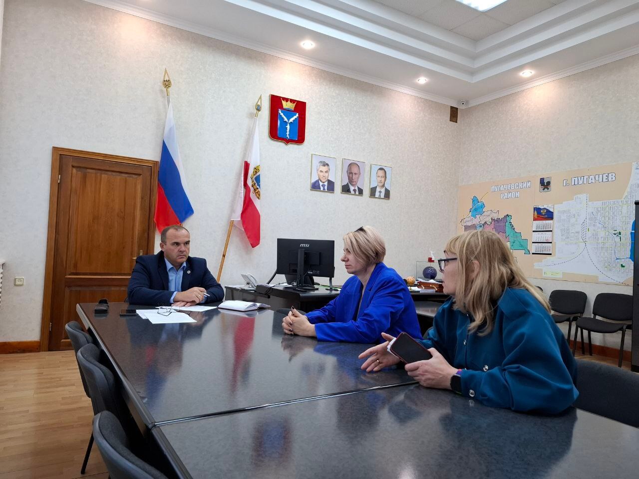 Сегодня глава Пугачевского муниципального района Алексей Янин провел прием граждан, который проходит в Саратовской области по поручению губернатора Романа Бусаргина.    На прием обратились 7 человек. Основные темы обращений касались вопросов благоустройства и деятельности управляющих компаний.  По каждому из заданных вопросов профильным специалистам даны соответствующие поручения для решения озвученных проблем. Все обращения взяты под контроль для их решения.    Глава района напомнил, что жители всегда могут обратиться к нему через соцсети «ВКонтакте» и «Одноклассники» или записаться на прием по телефону: 8  845 74  2-38-31.