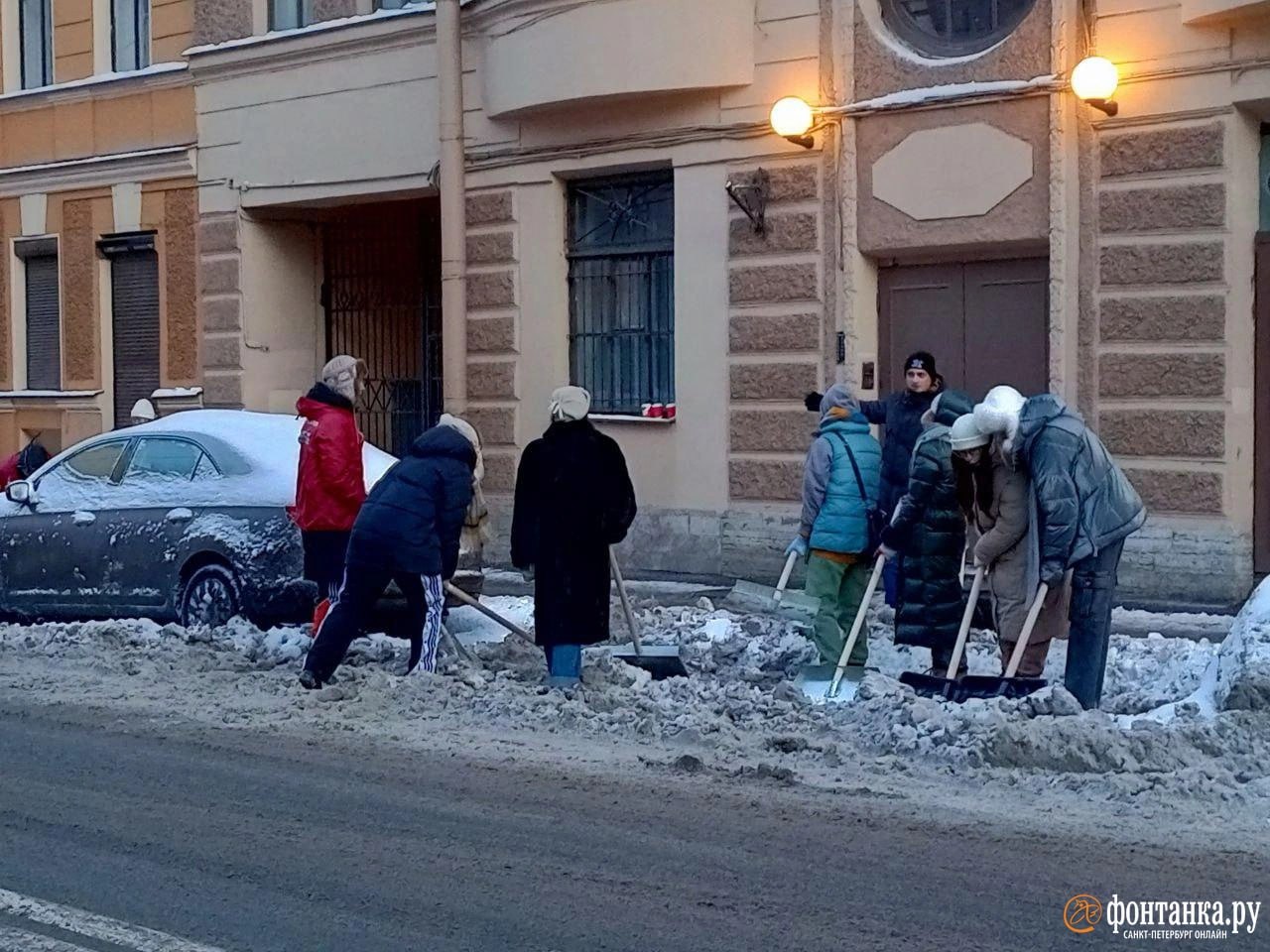 Студентов-медиков отправили чистить снег на платной парковке в Петербурге  Около ста студентов-медиков расчистили территорию платной парковки на Конной улице в Санкт-Петербурге. За выполнение работы организаторы не предложили денежное вознаграждение — только бонусы при поступлении в ординатуру. Об этом пишет «Фонтанка».  По словам студенток Университета им. Мечникова, если набрать 300–400 таких часов, можно получить дополнительные баллы при поступлении в ординатуру.  В чат, где собирались участники субботника от конкретного учебного заведения, был свободный доступ. Участники мероприятия записывались в Google-таблицу. Так личные данные полутора сотен человек — ФИО, даты рождения, номера телефонов, ссылки на аккаунты во «ВКонтакте», информация о вузе, факультете, номере группы и ID с волонтерской платформы — оказались в открытом доступе.   Куратор мероприятия пообещала участникам, что «упахиваться» они не будут.     Профессия дворника в Санкт-Петербурге в этом году стала самой дефицитной. С начала 2024 года из города депортировали 6,1 тысячи трудовых мигрантов — в два раза больше, чем за весь 2023 год. В октябре петербургский чиновник предлагал привлечь студентов к чистке снега.   Как в России обстоят дела с зимней инфраструктурой, «Сирена» разбиралась вместе с урбанистом.  Фото: «Фонтанка»