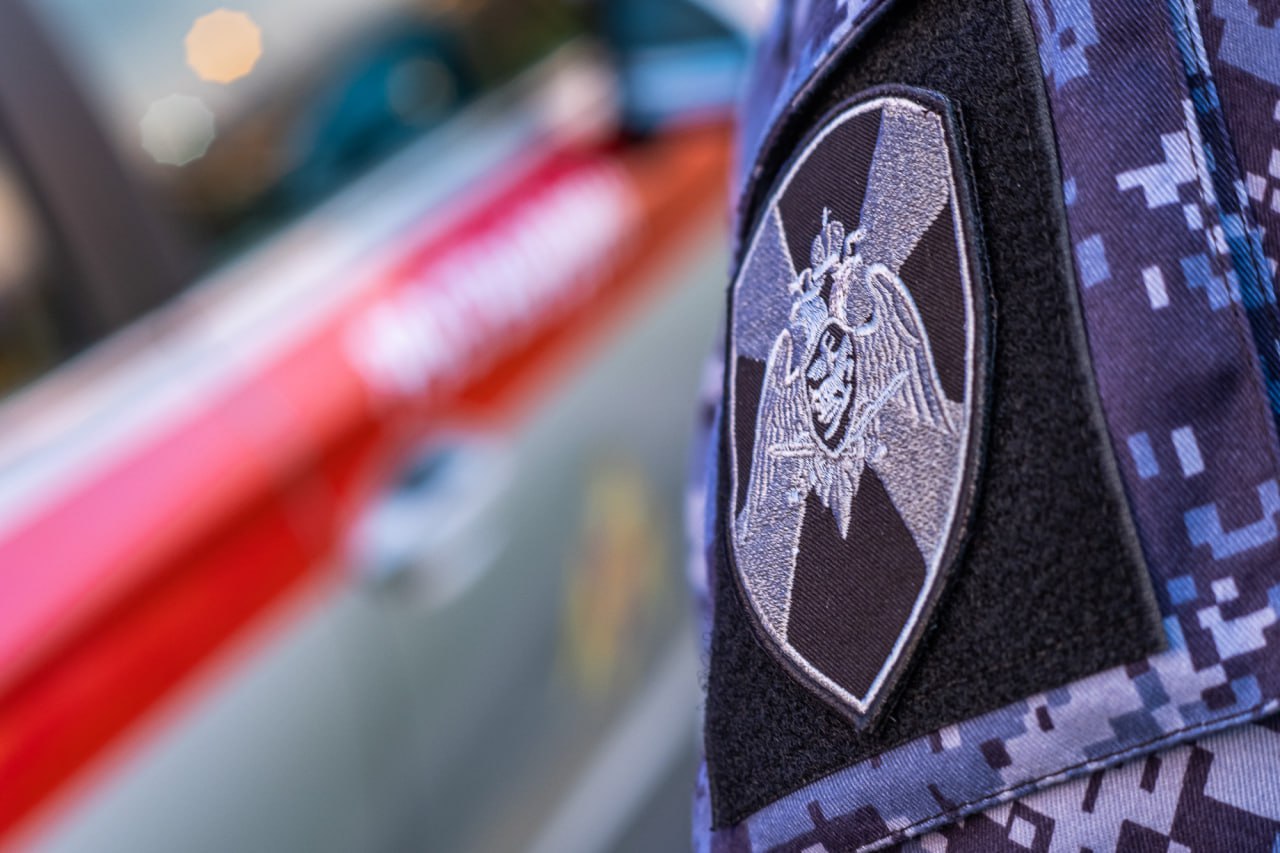 В Краснодаре росгвардейцы пресекли хулиганские действия в ресторане фастфуда Сотрудники вневедомственной охраны пресекли нарушение общественного порядка в ресторане быстрого питания на улице Тургенева Сигнал Тревога с охраняемого объекта поступил на пульт дежурного в дневное время Наряд оперативно прибыл на место Персонал заведения указал на посетителя который расположился за столиком и распивал принесенный с собой крепкий алкоголь Мужчина нецензурно выражался приставал к другим гостям а на замечания работников не реагировал Нарушителем оказался 42 летний краснодарец Для дальнейшего разбирательства его передали полицейским Росгвардия Кубань Краснодар ВК MAX Дзен ОК rosgvard krasnodar