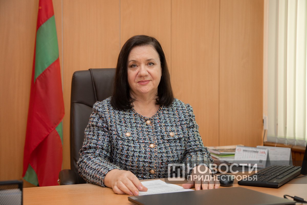 Президент Вадим Красносельский поздравил с юбилеем министра просвещения Светлану Иванишину. Ей сегодня 65: «С честью неся звание педагога, отдавая силы, знания и талант воспитанию и образованию молодых поколений, Вы являетесь ярким примером того, как избранная профессия становится делом всей жизни. Своим профессионализмом и гражданской позицией, чутким и вдумчивым отношением к каждому направлению работы Вы по праву заслужили глубокое уважение коллег, учеников и родителей», – подчеркнул глава государства. Указом Президента Светлана Иванишина награждена орденом Екатерины Великой.