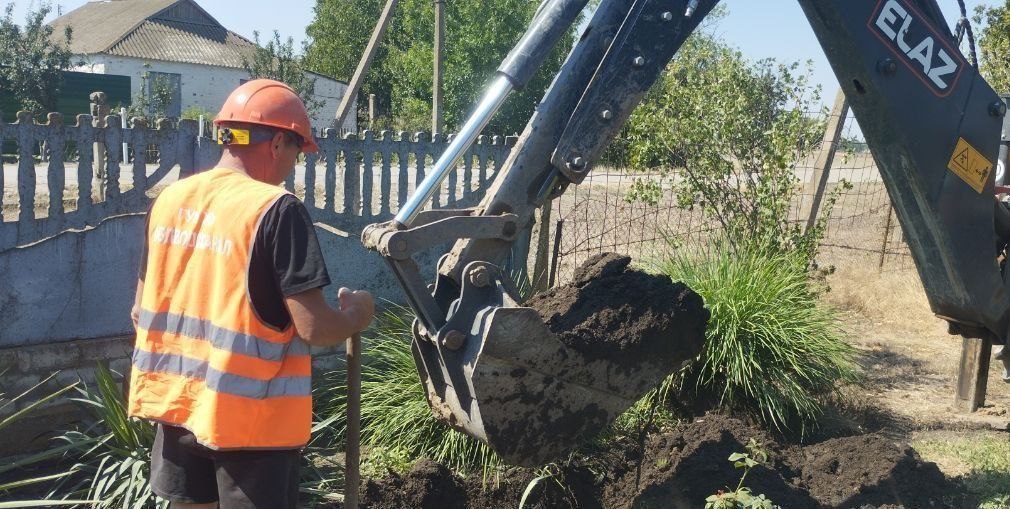 Аварийно-восстановительные работы проедены в Новотроицком округе  В селе Новомихайловка сотрудники Новотроицкого ТПУ провели комплексный ремонт артезианской скважины, расположенной на улице Школьной. В рамках работ были выполнены следующие мероприятия: Подъем глубинного насоса, сварочные работы на нагнетающих водяных трубах, ремонт и погружение насоса, а также была осуществлена проверка работоспособности оборудования после завершения ремонтных работ.  Помимо этого, ремонтная бригада продолжает устранять аварийные ситуации на сетях, обеспечивая жителей округа стабильным водоснабжением. Так, были оперативно устранены порывы на сетях водоснабжения в пгт Новотроицкое  ул. Гагарина , в селах Софиевка  ул. Восточная и ул. Мира , Чкалово  ул. Таврическая , пгт Сивашское  ул. Садовая  и с. Двойное  ул. Рабочая .  По завершении аварийно-восстановительных работ, сотрудники Новотроицкого ТПУ также провели работы по восстановлению нарушенного земляного покрытия. Это является важным этапом, направленным на поддержание порядка и благоустройства на улицах населенных пунктов округа.    Если у вас возникла ситуация, требующая вмешательства аварийной службы, обратитесь в центральную аварийно-диспетчерскую службу ГУП ХО «ОБЛВОДОКАНАЛ» по телефону: +7 990 081-68-68  #НовотроицкийТПУ       Одноклассники
