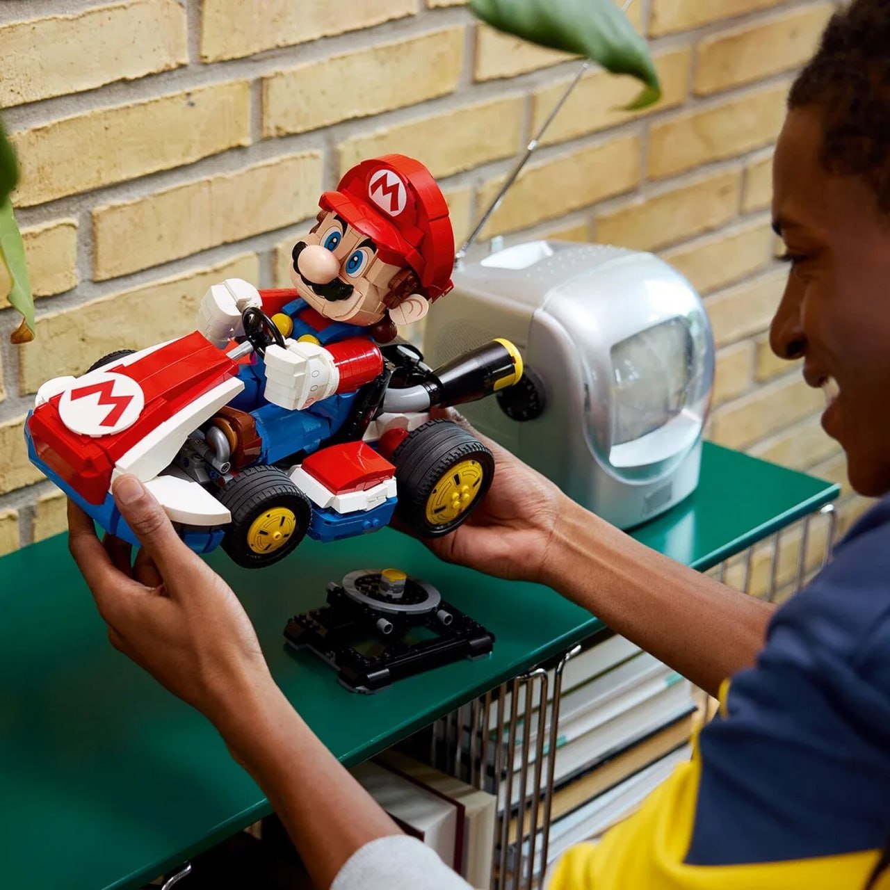 LEGO представила набор по Mario Kart, который уже можно предзаказать за 170 долларов.  Он включает в себя фигурку водопроводчика с подвижными головой и руками, а также его знаменитый карт с подставкой.