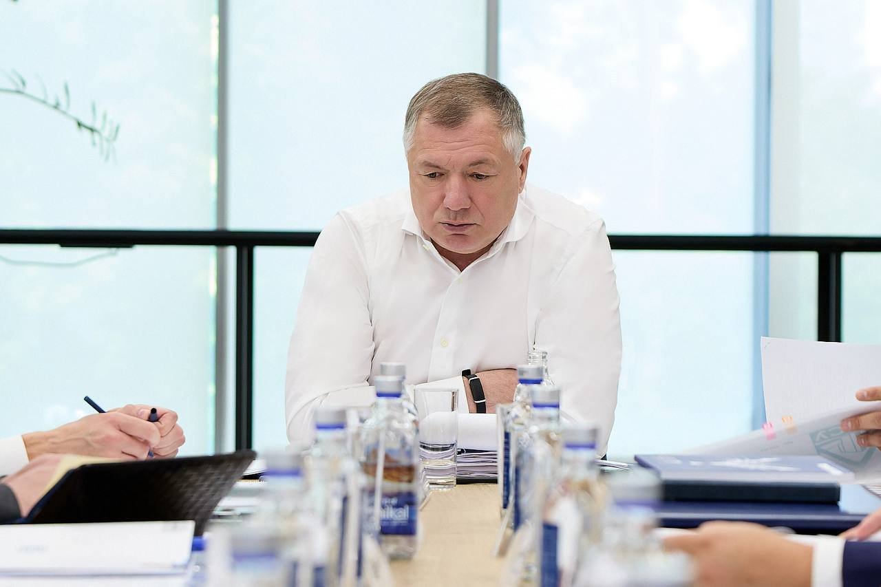 Провел совещание по развитию кампуса мирового уровня Московского государственного строительного университета Это один из главных вузов для всей стройотрасли. Там готовят ценных специалистов, ведут научную работу. Она полезна для развития технологий, BIM-моделирования и многого другого. Расширяют связи с зарубежными вузами. Проект кампуса масштабный и важный. Сегодня с коллегами рассмотрели дальнейшие шаги по его развитию, какие задачи на каких этапах нужно выполнить. Отдельный блок совещания был посвящен развитию кадров. Перед Стройкомплексом стоят масштабные задачи. Чтобы их решить, нужно развивать кадровый потенциал и привлекать молодых специалистов. Также провел встречу с ректором Павлом Алексеевичем Акимовым. Обсудили успехи МГСУ, ключевые планы на будущее.