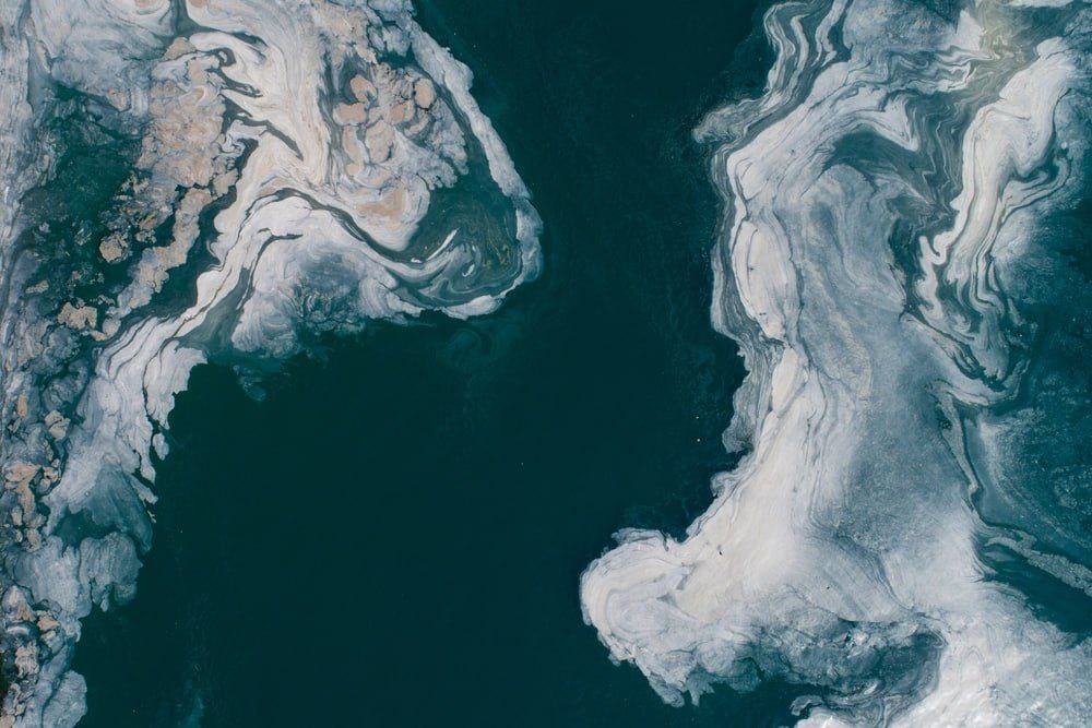 Мраморное море в Турции внезапно отступило от берега на 20 метров обнажив маленькие островки лодки оказались на суше Некоторые жители обеспокоены природным явлением Об этом сообщает телеканал Habertürk По словам ученых это метеорологическое явление вызванное перепадами давления оно никак не связано с землетрясениями