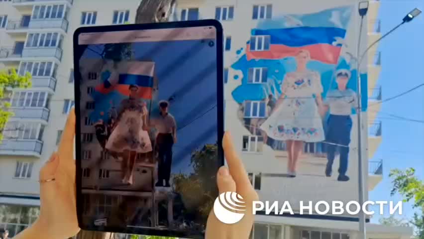 Владислав Степной обновил мурал «Возрождение» в Мариуполе с помощью AR-технологий