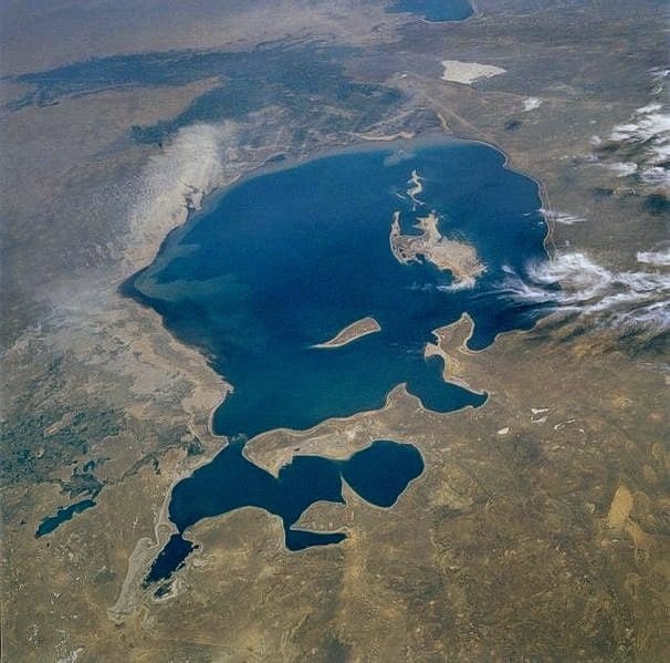 Объем воды в Аральском море увеличился на 42%  Северный Арал восстанавливают в несколько фаз. Во время первой фазы объем воды достиг 27 млрд кубометров.  Кроме того, соленость воды снизилась в четыре раза, а объемы рыболовства выросли до 8 тыс. тонн в год, — сообщил министр водных ресурсов и ирригации Казахстана Нуржан Нуржигитов. В 2024 году в Арал направили около 2,6 млрд кубометров воды. В 2022 году поступило всего 816 млн кубометров.