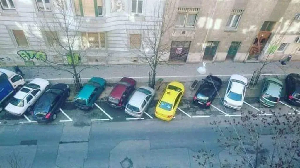 Мошенники рассылают сообщения о штрафах за неправильную парковку Ваш автомобиль зафиксирован на парковке в зоне временного знака Штраф 3000 руб Оплатите по ссылке чтобы избежать удвоения сообщения с таким текстом начали получать горожане Схема особенно актуальна для апреля в период когда появляются новые дорожные знаки и временные ограничения Проверять штрафы нужно только через Госуслуги или на официальном сайте ГАИ Будьте внимательны сами и предупредите близких   Подпишись на truekpru63 Мы в MAX