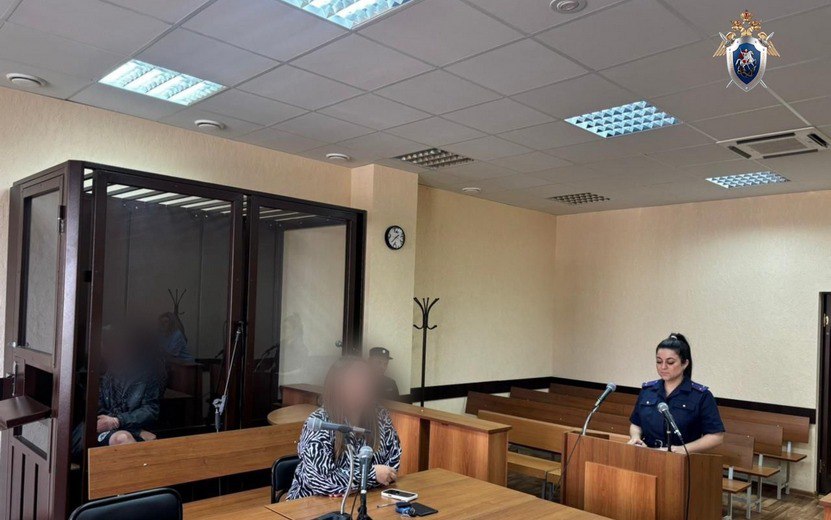 Выбросил в окно В Воткинске в суд направлено уголовное дело по обвинению 36 летнего местного жителя обвиняемого в покушении на убийство знакомой Напомним по данным следствия в ночь на 9 августа текущего года обвиняемый выпивал в компании соседей в их квартире В какой то момент между гостем и хозяйкой произошла ссора В дальнейшем мужчина позвал женщину покурить около открытого окна пригрозил убийством и вытолкнул на улицу При падении с высоты третьего этажа потерпевшая выжила с множественными травмами ее госпитализировали Расследование завершено Фото пресс служба СУ СКР по Удмуртии izhlife ru Ижевск Удмуртия