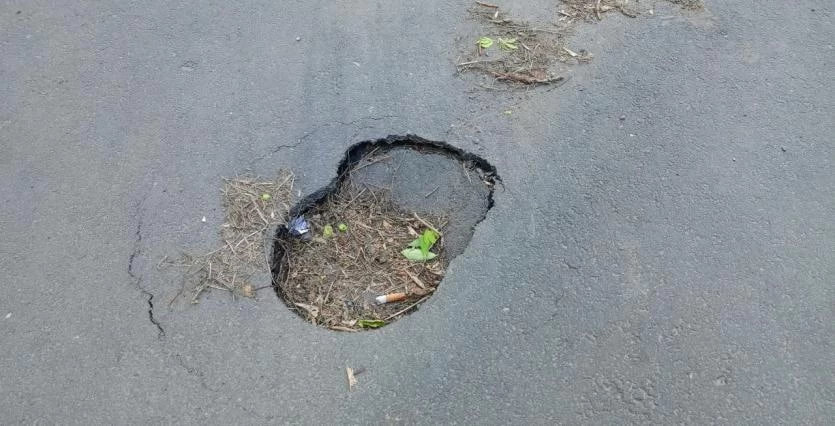 В Челябинске ямочный ремонт не везде выдержал испытания дождями  Сильные дожди, обрушившиеся на Челябинск на прошлой неделе, добавили работы дорожникам – не везде проведенный ямочный ремонт выдержал испытания водой.  «Частично после сильных осадков в некоторых местах вскрылась ямочность, - сообщил на аппаратном совещании в мэрии в понедельник, 30 июня, заместитель главы города по развитию дорожно-транспортной инфраструктуры и цифровизации Дмитрий Агеев. – Соответственно, в течение этой недели сориентируем подрядчиков на ускорение ямочного ремонта».  ПОДРОБНЕЕ  URALPRESS.RU
