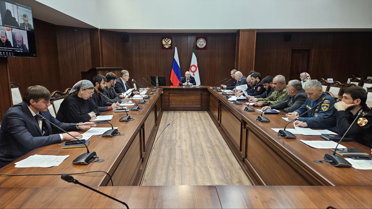 В Ингушетии обсудили как усилить профилактику правонарушений на местах В Правительстве республики прошло заседание комиссии по профилактике правонарушений под руководством вице премьера Игоря Антонова Основной темой стала работа аналогичных комиссий в муниципалитетах Что делается на местах  Размещение агитационных материалов против экстремизма и правонарушений  Регулярные встречи и беседы с молодёжью трудовыми мигрантами жителями  Совместные патрули с общественностью и сходы граждан  Взаимодействие с правоохранителями духовенством и НКО Главное не формальный отчёт а реальный результат Каждая комиссия должна анализировать ситуацию на своей территории находить проблемные точки и работать над их решением подчеркнул Игорь Антонов Задачи на 2026 г Проводить заседания комиссий ежеквартально Усилить взаимодействие с правоохранительными органами Сделать профилактическую работу более адресной и эффективной Подписывайтесь на нас в МАХ