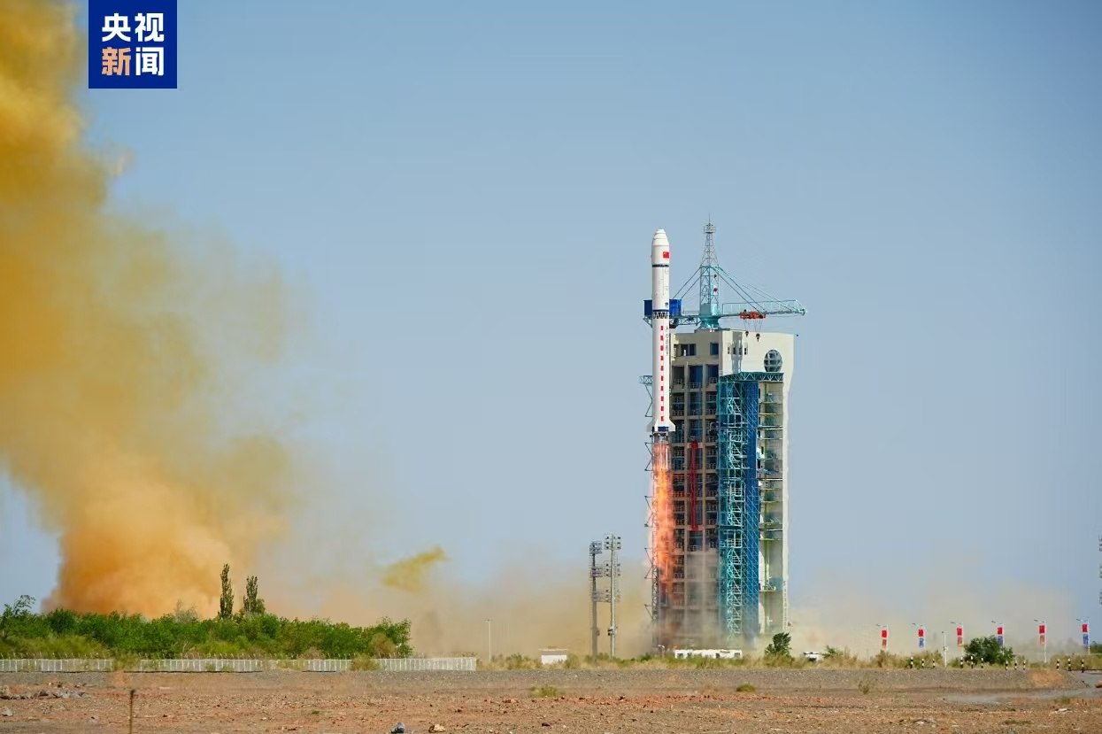 Китайская ракета-носитель "Чанчжэн-2Г", стартовавшая в субботу с космодрома Цзюцюань на северо-западе Китая, успешно вывела на запланированную орбиту спутник электромагнитного мониторинга "Чжан Хэн-1-02" , сообщили в Китайском национальном космическом управлении. Как ожидается, успешный запуск данного спутника расширит возможности страны по комплексному мониторингу крупных стихийных бедствий по схеме "космос-воздух-земля".