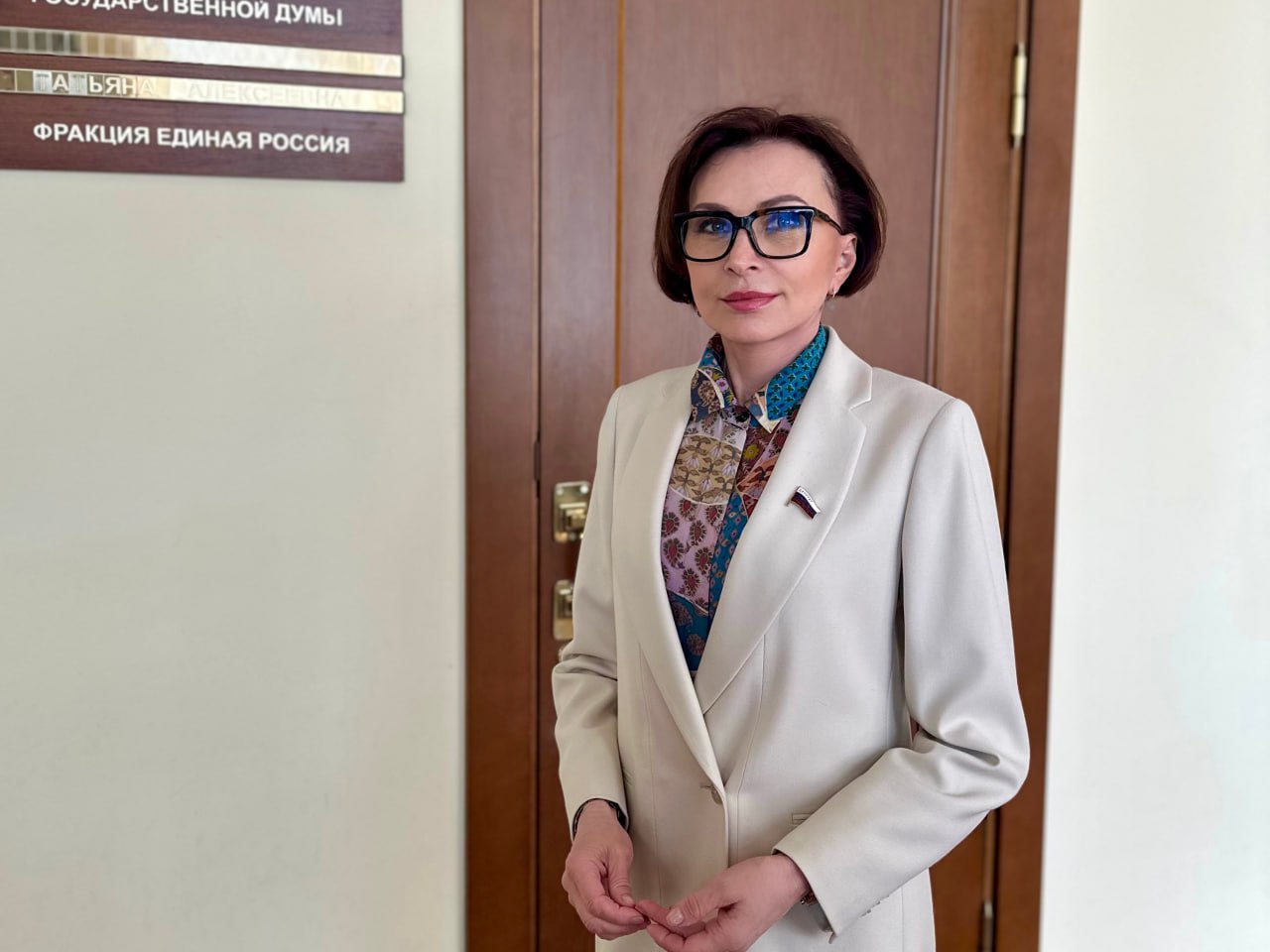 Для коренных малочисленных народов Севера, Сибири и Дальнего Востока упрощаются правила рыболовства Депутат Государственной Думы Татьяна Кусайко пояснила, что принятый закон упрощает процедуру подачи заявок и сдачи отчетности физическими лицами, занимающимися традиционным рыболовством, путем исключения избыточных административных процедур. «Например, отменяется необходимость подачи ежегодных заявлений для физических лиц, относящихся к коренным малочисленным народам, осуществляющим традиционный рыболовство. Это означает, что такие лица смогут свободно заниматься рыболовством без предварительного уведомления органов власти», – написала депутат в своем телеграм-канале. Также устанавливается норма добычи водных биоресурсов. Норму определят органы исполнительной власти субъектов РФ совместно с уполномоченным федеральным органом исполнительной власти в области рыболовства. Закон вступит в силу с 1 сентября 2026 года. Фото: Пресс-служба Государственной думы