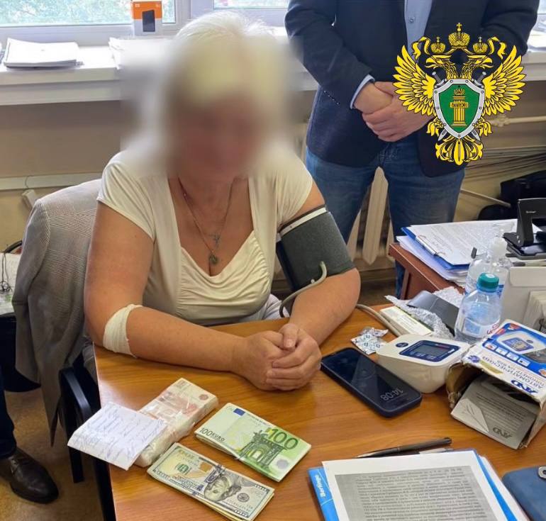 В Архангельске вынесен приговор бывшему ректору медицинского университета   Октябрьский районный суд г Архангельска согласился с позицией государственного обвинителя и признал бывшего ректора ФГБУ ВО Северный государственный медицинский университет виновной по ч 4 ст 160 УК РФ растрата совершенная лицом с использованием своего служебного положения в особо крупном размере   Установлено что осужденная занимая должность ректора СГМУ в 2023 2024 годах зная о возбуждении уголовного дела по факту совершения несколькими работниками университета мошенничества в отношении иностранных студентов и понимая что университет как государственное бюджетное учреждение вправе осуществлять закупки исключительно для обеспечения его деятельности в связи с чем денежные средства для оплаты труда адвоката по уголовному делу о мошенничестве за оказание помощи третьим лицам использоваться не могут В то же время желая обеспечить получение для себя и подчиненных работников юридической помощи от адвоката не желая при этом чтобы на оплату его труда тратились ее собственные денежные средства и денежные средства работников дала подчиненным ей сотрудникам указания о заключении между университетом и адвокатом двух договоров об оказании юридических услуг по уголовному делу о мошенничестве Таким способом подсудимая путем растраты похитила вверенное ей чужое имущество денежные средства на общую сумму 1 3 млн рублей причинив СГМУ ущерб на указанную сумму Уголовное дело возбуждено по материалам оперативно розыскной деятельности РУФСБ России по Архангельской области Подсудимая вину не признала   Приговором суда бывшему ректору университета назначено наказание в виде 2 лет лишения свободы с отбыванием наказания в исправительной колонии общего режима   Гражданский иск заявленный по делу удовлетворен в полном объеме в пользу университета с осужденной взыскана сумма ущерба Приговор суда не вступил в законную силу