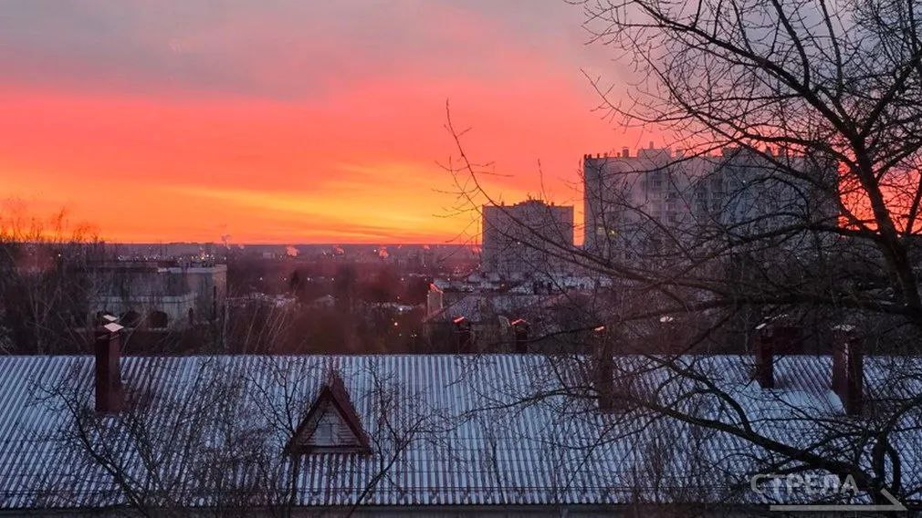 Брянцев восхитил потрясающий рассвет над городом Фото прислал в редакцию РИА Стрела наша читательница сегодня 14 декабря За счет переменной облачности солнце местами пробивается сквозь облака создав картину нежно розового и яркого восхода Прекрасное начало дня Взгляд невозможно отвести от этой красоты написала наша читательница Сегодня в регионе ожидается морозная погода без осадков Температура составит от четырёх до шести градусов мороза Фото РИА Стрела