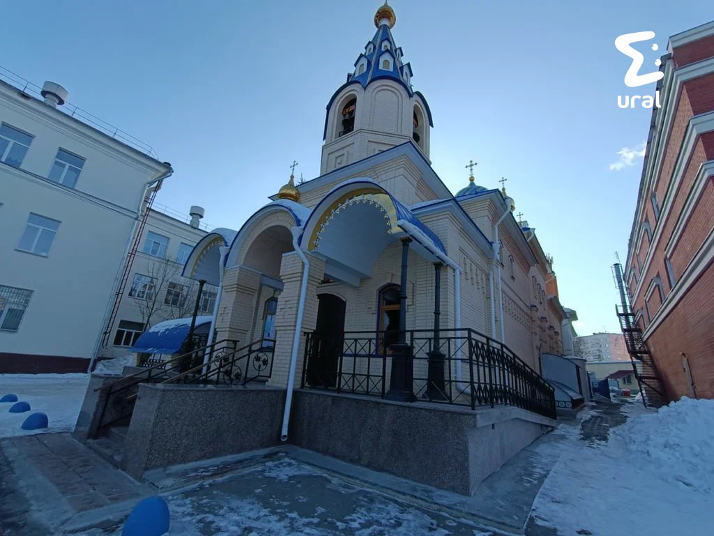 Неизвестный пырнул ножом двоих прихожан в челябинском храме Это случилось во время утренней службы в церкви Нечаянная радость По словам священников пострадавших увезла скорая одному сделали перевязку другому зашивали рану На месте полицейские Ural Mash Подписаться Прислать новость novosti chelyab bot