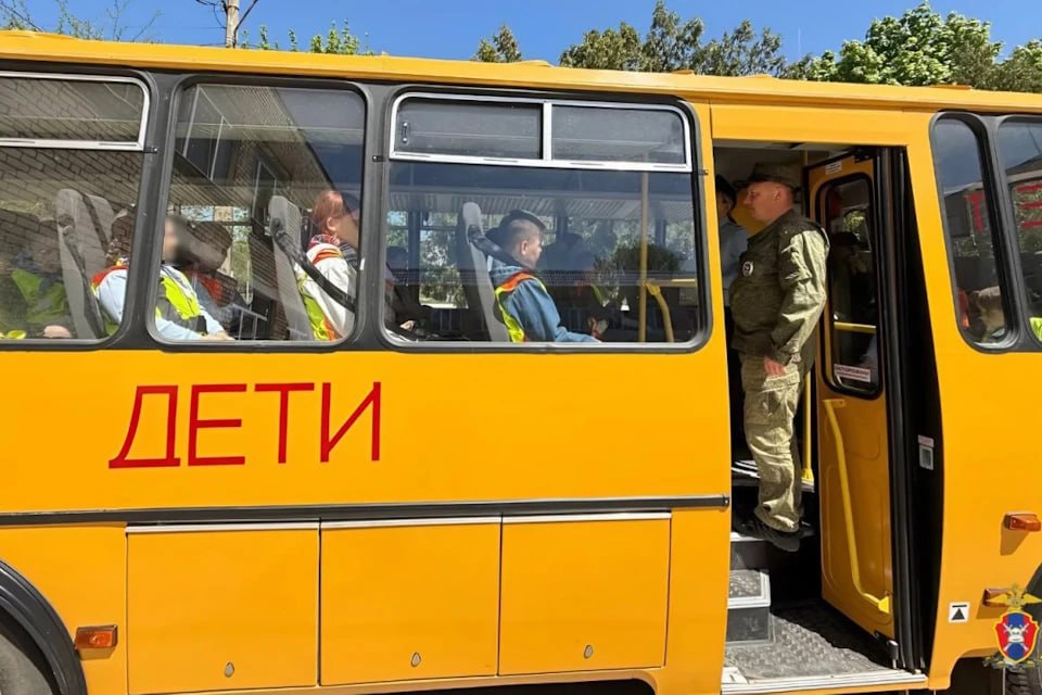 В Чаплинском округе рассказали детям о поведении в школьном автобусе Представители ГИБДД Херсонщины совместно с сотрудниками военной автомобильной инспекции провели уроки дорожной безопасности для школьников Чаплинского округа. Как сообщило ГУ МВД России по Херсонской области, они рассказали детям о том, как правильно себя вести в школьном автобусе. «Напомнили о важном значении ремней безопасности и необходимости всегда пристегиваться, независимо от продолжительности поездки, также повторно разъяснили правила безопасного перехода дороги, значении дорожных знаков и сигналов светофора», - отметили в ведомстве. Также автоинспекторы побеседовали с водителями, которые занимаются групповыми перевозками детей и разместили брошюры на стенде в салоне автобуса.