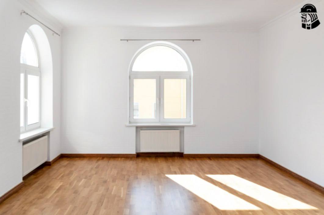 Содержание однушки без жильцов в Москве оценили в 60 тыс рублей в год Даже пустующая квартира в Москве требует ежемесячных расходов Эксперты уточняют что при отсутствии жильцов можно отказаться от оплаты электроэнергии водоснабжения и газа По заявлению также отключаются радиоточка и общая антенна Однако обязательно нужно платить за содержание жилья вывоз ТКО капремонт и отопление К этому добавляются услуги утвержденные собранием собственников домофон видеонаблюдение консьерж Для однокомнатной квартиры 30 м² минимальные платежи составят 2 5 тыс рублей в месяц Годовой налог на имущество при кадастровой стоимости 8 млн рублей составит 2 тыс рублей kvadratnymaster