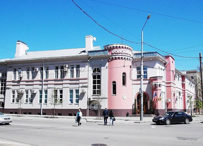 Ростовводоканал перешел в государственную собственность АО Ростовводоканал бенефициаром которого являлся осужденный за мошенничество бывший замминистра энергетики РФ и президент АО Евразийский Станислав Светлицкий перешел в собственность государства Об этом пишет ТАСС Суд постановил исковые требования прокуратуры к АО Евразийский Светлицкому и Чернышеву удовлетворить в полном объеме сообщил корреспондент издания из зала суда Напомним Генеральная прокуратура РФ подала иск с требованием арестовать активы бывшего замминистра энергетики Станислава Светлицкого бывшего мэра Ростова Михаила Чернышева и вернуть акции Ростовводоканала государству сообщал Коммерсант со ссылкой на материалы дела В нем говорилось что Станислав Светлицкий и Михаил Чернышев совершили злоупотребления распоряжаясь имуществом муниципального унитарного предприятия МУП Водоканал Рыночная стоимость активов организации превышала 4 6 млрд рублей Подпишись на 1Rnd Написать в редакцию