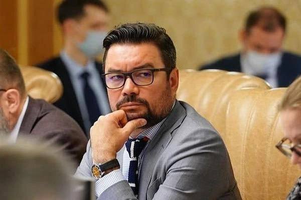 Экс-главу Общественной палаты Башкирии внесли в список террористов и экстремистов Росфинмониторинг включил Ростислава Мурзагулова, признанного иноагентом, в перечень террористов и экстремистов. Это означает блокировку его банковских счетов и запрет на любые транзакции, кроме оплаты налогов, штрафов, а также получения пенсий или пособий. Ранее в начале июля Кировский районный суд Уфы заочно приговорил журналиста и бывшего главу Общественной палаты Башкортостана к 8 годам лишения свободы по статьям о «фейках» о ВС РФ и уклонении от исполнения обязанностей «иноагента». После начала «СВО» Мурзагулов уехал из России. В 2022 году Минюст внёс его в список «иноагентов», а в 2024 году объявили в международный розыск.