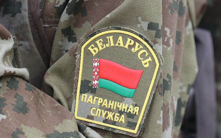 Белорусские пограничники обнаружили на границе с Польшей очередной труп беженца  Как рассказали в Госпогранкомитете, гродненские пограничники в Свислочском районе 15 ноября обнаружили беженца - гражданина Йеменской Республики, у которого отсутствовали признаки жизни. Тело находилось в болоте в непосредственной близости от границы с Польшей.  Как уточнили в Следственном комитете, на месте происшествия работала следственно-оперативная группа. Зафиксирована следовая картина. Установлено, что тело иностранца находилось в болоте, рядом был найден рюкзак с личными вещами и документами погибшего.  В СК подчеркнули, что преступные действия должностных лиц сопредельной стороны тщательно задокументированы. Свислочским райотделом СК будет дана принципиальная правовая оценка случившемуся.   #Разговоры_на_кухне